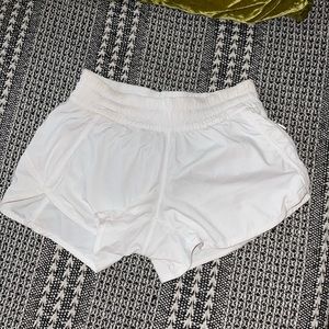 Lululemon TRACKER SHORT V *4" - size 8, white